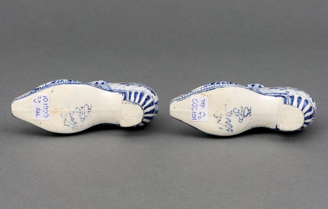 Twee Delfts Blauwe Aardewerk Schoentjes Auctions Price Archive